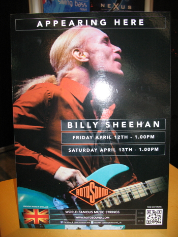 Eine Legende wird angekndigt: Bassist BILLY SHEEHAN, der schon mit Steve Vai & David Lee Roth gespielt hat, prsentiert sich und seine Instrumente am Stand des Saitenherstellers "Rotosound"