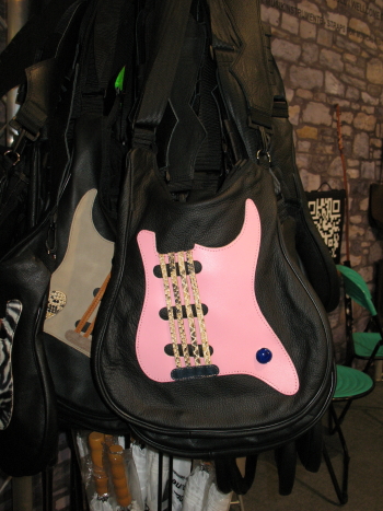 Cooles Outfit fr angehende Gitaristinnen - die Fender Bass Handtasche