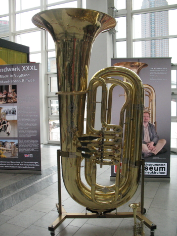 Die grsste Tuba der Welt wurde ausgestellt im Foyer - eine Leihgabe des Musikmuseums aus Markneukirchen